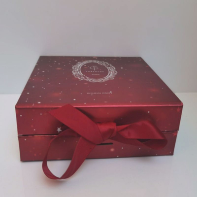 Boîte UV de papier d'imprimerie de FSC pour l'emballage de cadeau avec EVA Insert For Holiday Party, boîte avec le ruban